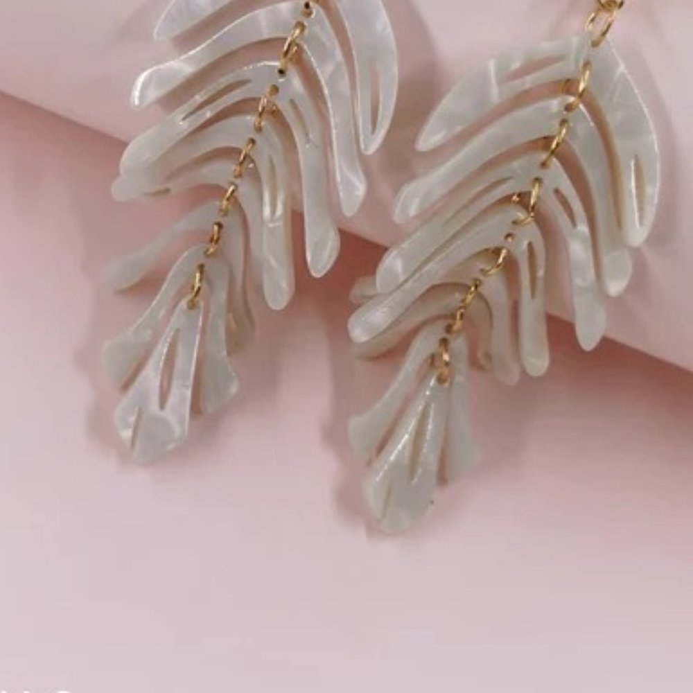 Tropical Leaf White/Cream Tortoise Shell Dangle Earrings - Picture 2 of 5